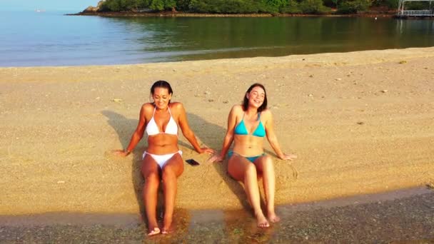 Duas Jovens Amigas Biquíni Deitam Costa Mar Tomando Sol Conversando — Vídeo de Stock