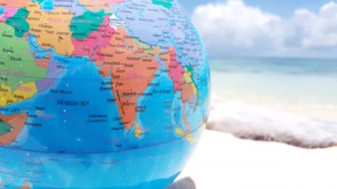 Dünya küresi sahile yerleştirildi. Endonezya, Bali 'ye tropikal yolculuk.
