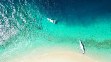 Yüzeysel suya yanaşmış motorlu teknelerin üst görüntüsü. Endonezya, Bali 'de tatil.