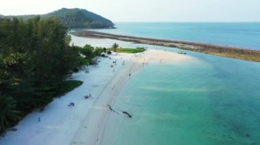 Sabahları turistlerle dolu bir sahil bölgesi. Fiji, Okyanusya 'nın doğal manzarası.