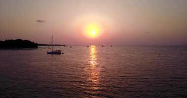 Deniz kenarında gün batımı. Antigua 'nın Doğa Manzarası.