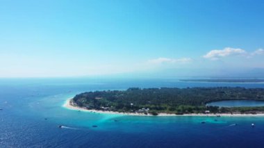 İHA büyük adanın üzerinde uçuyor. Endonezya, Bali 'ye yaz yolculuğu.