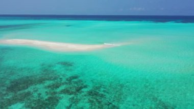 Canlı turkuaz deniz kenarı adası. Bahamalar cennet sahnesi, Karayipler.