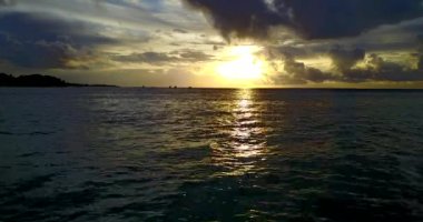 Deniz kenarında gün batımı. Endonezya, Bali 'de tropikal tatilin tadını çıkarıyorum..