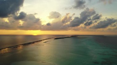 Bulutlu gökyüzü ile altın saat. Dominik Cumhuriyeti, Karayipler 'e yaz gezisi.