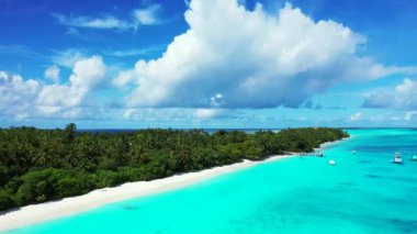 Yeşil adası ve küçük tekneleri olan açık mavi bir deniz. Endonezya, Bali 'de yaz manzarası.
