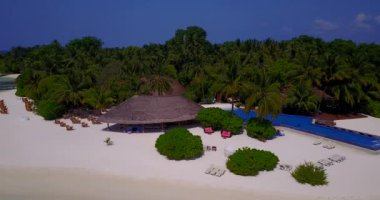 Plajda tropik bir tatil köyü. Endonezya, Bali 'de yaz tatili.