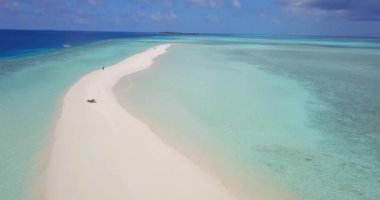 Turkuaz denizde kum kenarı. Bahamalar, Karayipler 'in tropikal doğası. 
