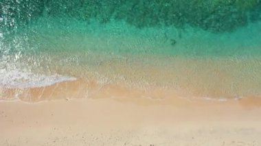 Şeffaf suyu olan kıyı şeridinin üst görüntüsü. Bali, Endonezya 'da egzotik tatil.