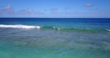 Dalgalı deniz yüzeyi manzarası. Antigua 'nın Doğa Manzarası.