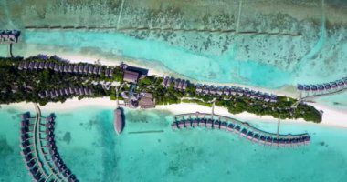 Tahta bungalovlu tropikal adayı gözlemliyorum. Endonezya, Bali 'de yaz tatili.  