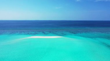 Turkuaz ve mavi deniz manzarası. Bora Bora 'ya seyahat, Fransız Polinezyası.
