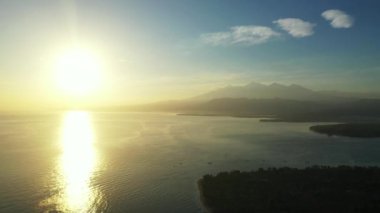 Deniz kenarında alacakaranlık vakti. Endonezya, Bali 'de tatil sezonu.