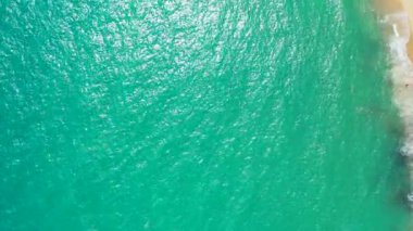 Dalgalı suyu olan bir sahil. Bahamalar, Karayipler 'in tropikal doğası. 