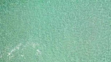 Dalgalanan denizin en üst görüntüsü. Bali 'nin tropikal doğası.