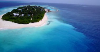 Kristal okyanus suyu olan tropik bir ada. Güzel doğa manzarası yaz tatili konsepti 