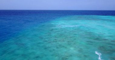 Mavi denizin dalgalı suyu. Filipinler, Asya 'da yaz tatili sahnesi. 