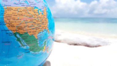 Kumsaldaki dünya küresi. Dominik Cumhuriyeti, Karayipler 'de yaz manzarası.