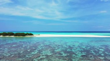 Güneş ışığı olan tropik bir ada. Endonezya 'nın Bali Doğası.