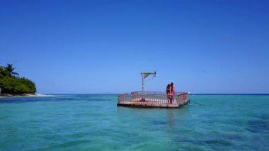 Kristal suyu olan güzel tropikal okyanus. Romantik çift adada eğleniyor.