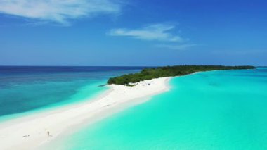 Yeşil tropikal adalı canlı turkuaz deniz manzarası. Bali 'de Tatil.
