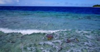 Arkasında derin mavi deniz olan dalgalar. Dominik Cumhuriyeti, Karayipler 'e yaz gezisi.