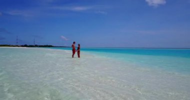 Yaz seyahati konsepti. Genç çift Karayipler 'de egzotik bir tatile çıktı..