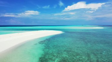 Canlı turkuaz deniz kenarı. Antigua 'nın Doğa Manzarası.