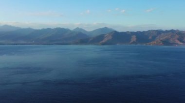 Deniz manzaralı sakin bir deniz. Bali, Endonezya 'da egzotik tatil.