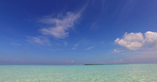 Dichtbij Uitzicht Turkoois Oceaanwater Wit Zand Aan Kust Zomer Reis — Stockvideo