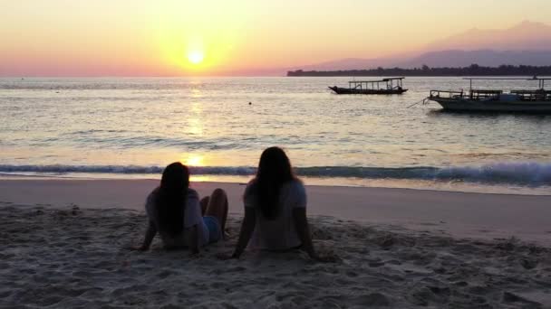 Красивые Молодые Женщины Сидящие Пляже Закате — стоковое видео
