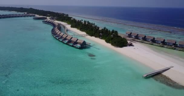 Vista Bangalôs Luxo Água Rasa Aquamarina Transparente Férias Verão Ilha — Vídeo de Stock