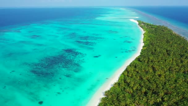 Pulau Hijau Menakjubkan Dengan Air Jernih Biru Musim Panas Liburan — Stok Video