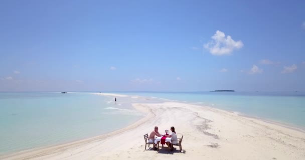 Pareja Está Teniendo Almuerzo Evento Privado Una Playa Tropical — Vídeo de stock
