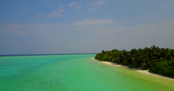 Heldere Turquoise Oceaan Met Golfbrekers Rond Groen Eiland Exotische Reis — Stockvideo