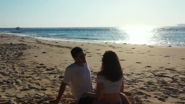 Romantyczna Para Siedzi Tropikalnej Plaży — Wideo stockowe