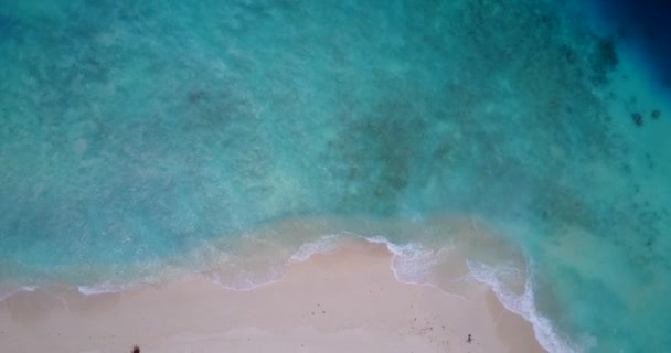 動きの波の近くのビュー マレーシア アジアでの夏のリラクゼーション — ストック動画