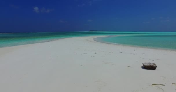 透明な青い水とバージン砂のビーチ アジアでフィリピンへの旅行 — ストック動画