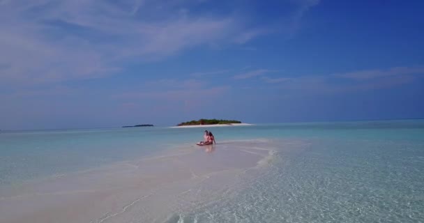 Casal Romântico Praia Tropical — Vídeo de Stock