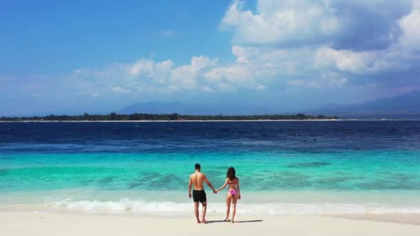 Zamilovaný Pár Stojící Pláži Blízkosti Krásného Oceánu Relaxace Tropickém Ostrově — Stock video