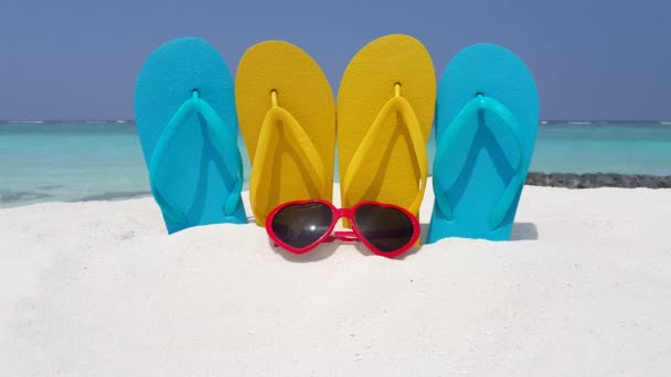 Tongs Jaunes Bleues Avec Des Lunettes Soleil Rouges Sur Plage — Video