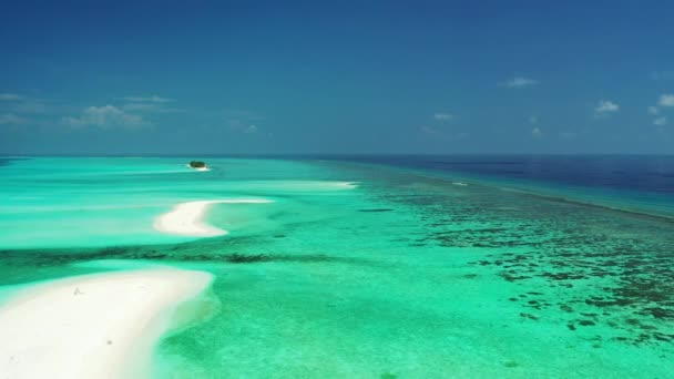 Prachtig Uitzicht Maagdelijk Strand Met Helder Turquoise Water Wit Zand — Stockvideo