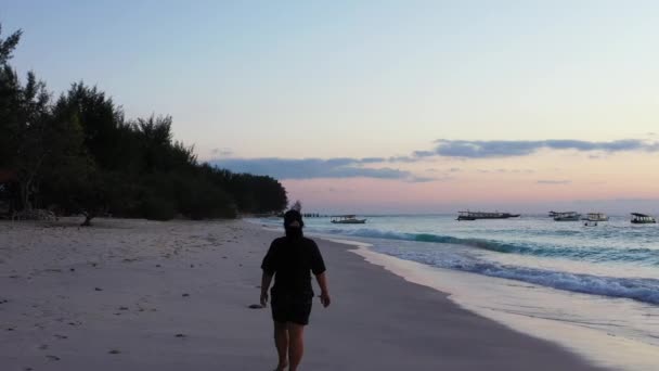 马尔代夫群岛 一个热带旅行的概念 在一个五彩缤纷的夕阳西下 一个天堂海滩上的女人 — 图库视频影像