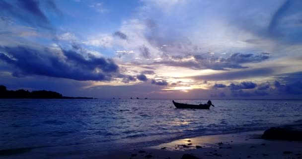 Pequeño Barco Atracado Playa Atardecer Escena Verano Bali Indonesia — Vídeos de Stock