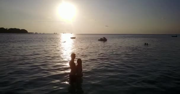 Молодий Чоловік Жінка Стоять Морі Обнімають Воду Під Час Заходу — стокове відео
