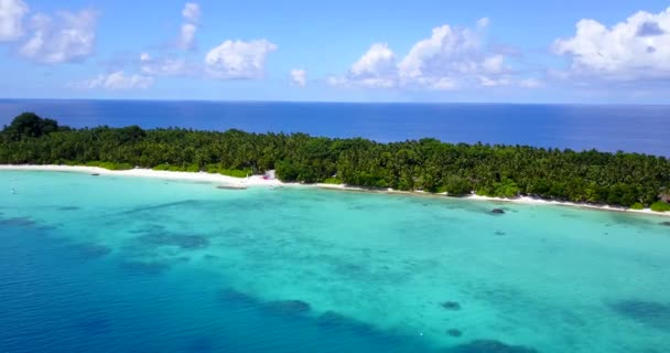 Vista Aérea Calma Costa Azul Turquesa Com Ilha Longa Exuberante — Vídeo de Stock