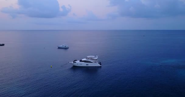青い海の白い高級ヨットの空中映像 モルディブ 南アジアの海景 — ストック動画