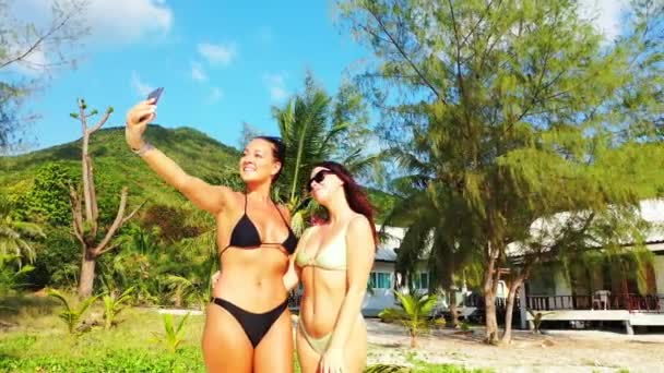 Twee Jonge Vriendinnen Bikini Die Aan Zandige Zeekust Staan Selfie — Stockvideo