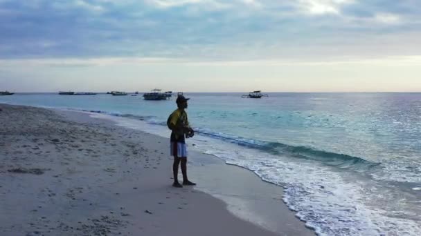 Pescador Indonésio Pôr Sol Nas Águas Tropicais Perto Sumatra Indonésia — Vídeo de Stock