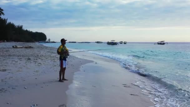 Pescador Indonésio Pôr Sol Nas Águas Tropicais Perto Sumatra Indonésia — Vídeo de Stock